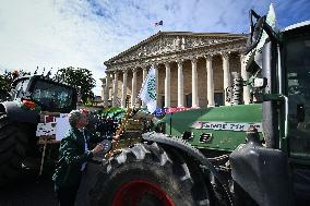 Farmers protest in Paris - FA