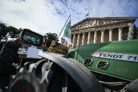 Farmers protest in Paris - FA