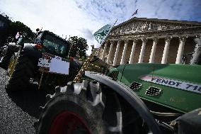 Farmers protest in Paris - FA