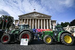 Farmers protest in Paris - FA