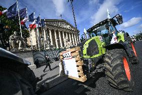 Farmers protest in Paris - FA