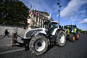Farmers protest in Paris - FA