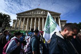 Farmers protest in Paris - FA