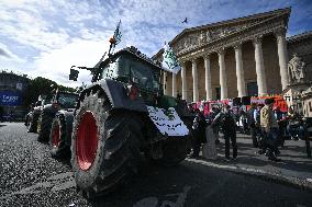 Farmers protest in Paris - FA