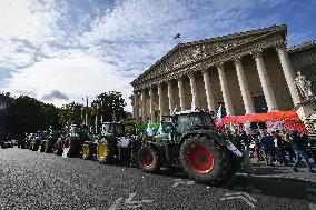 Farmers protest in Paris - FA