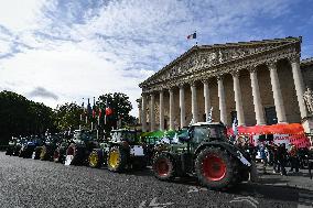 Farmers protest in Paris - FA