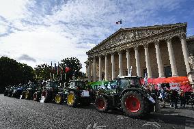 Farmers protest in Paris - FA