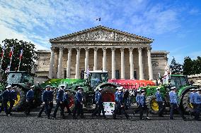 Farmers protest in Paris - FA
