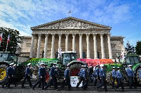 Farmers protest in Paris - FA