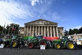 Farmers protest in Paris - FA