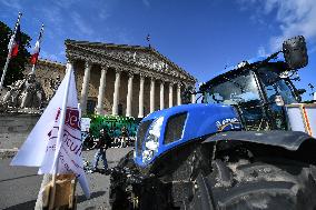 Farmers protest in Paris - FA
