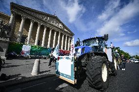 Farmers protest in Paris - FA