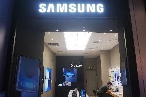 Trump Threatens To Impose 25% Tariff on Samsung Phones
