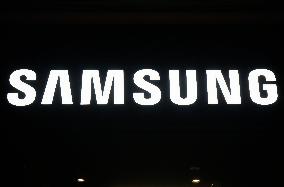 Trump Threatens To Impose 25% Tariff on Samsung Phones