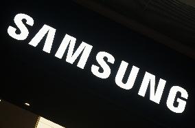 Trump Threatens To Impose 25% Tariff on Samsung Phones