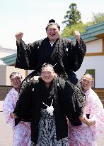 Sumo: Onosato promoted to yokozuna