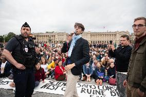 Catholics Protest Euthanasia Bill in Paris