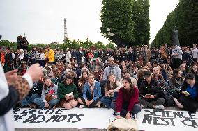Catholics Protest Euthanasia Bill in Paris