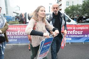 Demonstration during Carrefour Group Annual General Meeting - Massy