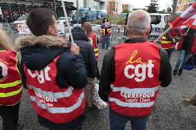 Demonstration during Carrefour Group Annual General Meeting - Massy