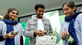 Foreigners Experience China Dragon Boat Festival