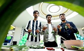 Foreigners Experience China Dragon Boat Festival