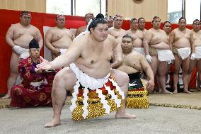 Sumo: Yokozuna Onosato wears new rope belt
