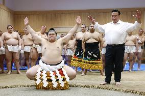 Sumo: Yokozuna Onosato wears new rope belt