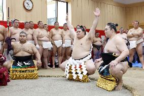 Sumo: Yokozuna Onosato wears new rope belt