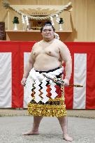 Onosato wears new rope belt