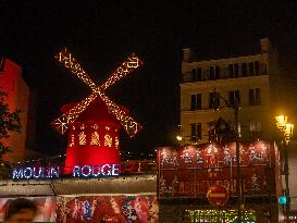 New Sails of the Moulin Rouge Unveiled - Paris