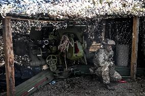 Ukrainian artillery personnel fight in Zaporizhzhia region