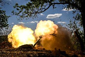 Ukrainian artillery personnel fight in Zaporizhzhia region