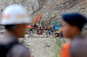 Quarry Landslide Kills At Least 7 - Indonesia