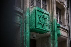 Paint on synagogues in Paris - FA