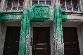 Paint on synagogues in Paris - FA