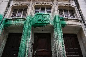 Paint on synagogues in Paris - FA