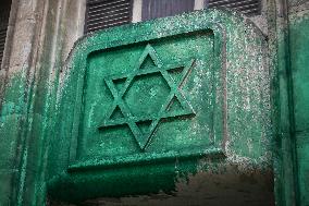 Paint on synagogues in Paris - FA