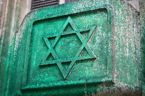 Paint on synagogues in Paris - FA