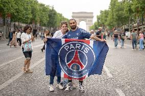 Atmosphere on the Champs-Elysees before the PSG - Inter Milan match - Paris AJ
