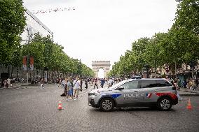 Atmosphere on the Champs-Elysees before the PSG - Inter Milan match - Paris AJ