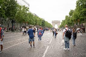 Atmosphere on the Champs-Elysees before the PSG - Inter Milan match - Paris AJ