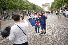 Atmosphere on the Champs-Elysees before the PSG - Inter Milan match - Paris AJ