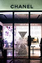 Chanel store attacked on the Champs Elysees - Paris