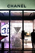 Chanel store attacked on the Champs Elysees - Paris