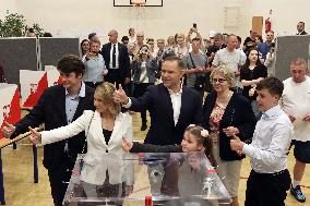 Polish Presidential Candidate Karol Nawrocki Votes - Warsaw