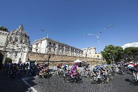 Pope Leo XVI Greets 'Giro D'Italia' Cyclists - Vatican