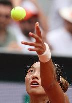 French Open - Zheng Reaches First Roland Garros Quarter-Final