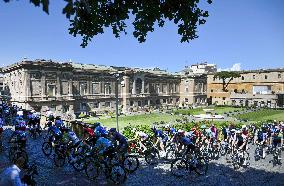 Pope Leo XIV Greets 'Giro D'Italia' Cyclists - Vatican
