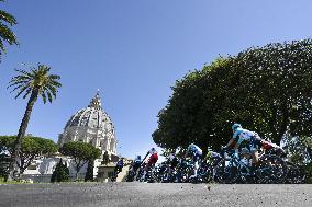 Pope Leo XIV Greets 'Giro D'Italia' Cyclists - Vatican